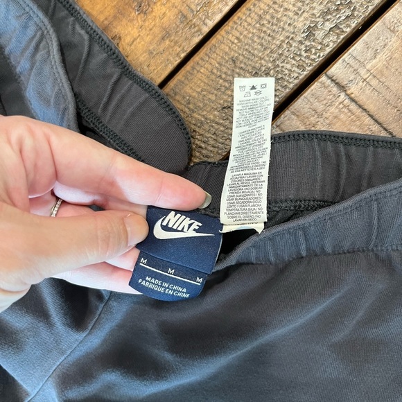 Nike Women's Gray Leggings - Picture 3 of 3